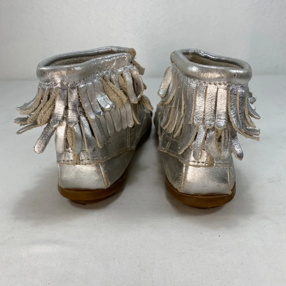 Minnetonka Youth 4 Silver Leather Fringe Zip Moccasins Rubber Sole Outdoor Wear